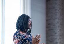 SŒUR SHARON MBUNGU VIENT DE SORTIR UNE CHANSON POUR DIRE NON À LA GUERRE À L’EST DE LA RÉPUBLIQUE DÉMOCRATIQUE DU CONGO. Le NOUVEAU SINGLE EST INTITULÉ « SOUVIENS-TOI DE NOUS» (TITRE)