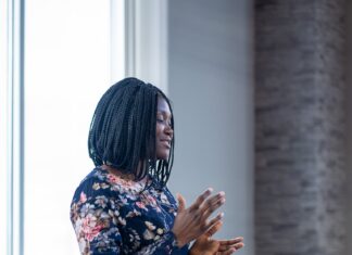 SŒUR SHARON MBUNGU VIENT DE SORTIR UNE CHANSON POUR DIRE NON À LA GUERRE À L’EST DE LA RÉPUBLIQUE DÉMOCRATIQUE DU CONGO. Le NOUVEAU SINGLE EST INTITULÉ « SOUVIENS-TOI DE NOUS» (TITRE)