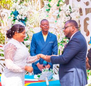 Le Frère John Lusala et la sœur Julia Kingani devant l'état civil