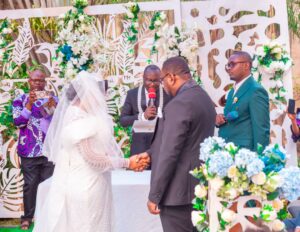 Le couple John Lusala pendant la bénédiction nuptiale