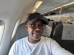 Le pasteur Nathan à bord d'un avion