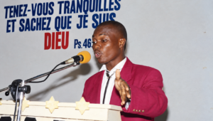 Pasteur Zakola prêchant à l'assemblée Chrétienne de Righini