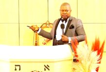 TRIPLE CÉLÉBRATION DU DR PHOENIX ZAKOLA : 50 ANS D’ÂGE, 31 ANS DE MINISTÈRE ET 24 ANS DE PASTORAT SOUS LE SIGNE DE L’ADOPTION Past Zakola. / Gospelcross